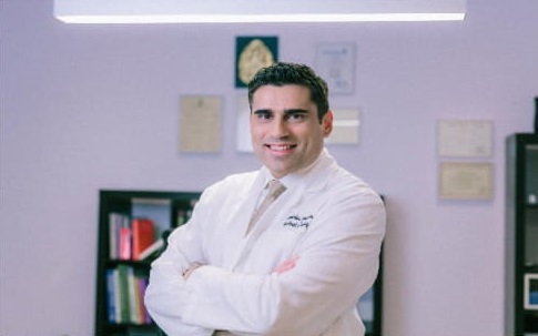 Ο κ. Χαράλαμπος Σπυρόπουλος, MD, PhD, FACS, Χειρουργός, Διευθυντής Κλινικής Ελάχιστα Επεμβατικής Χειρουργικής Πεπτικού Συστήματος, Παχυσαρκίας και Διαβήτη του Metropolitan General